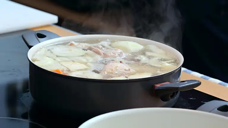 en gryderet damper på komfuret