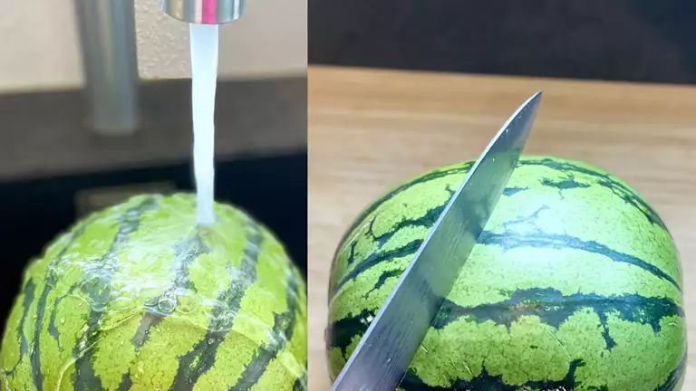 en vandmelon bliver skyllet under vandstråle og derefter skåret over