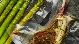 kød og asparges i sous vide emballage