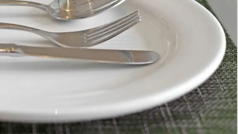 tallerken med kniv og gaffel