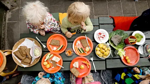 Børn  omkring måltid