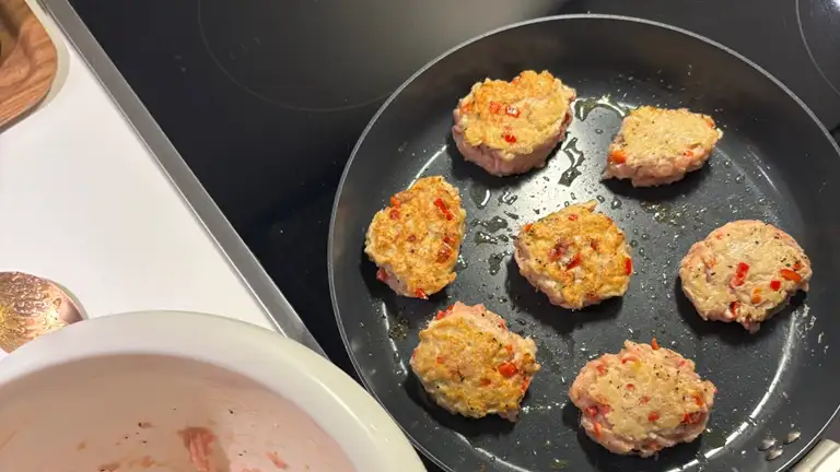 Pande med kyllingefrikadeller